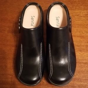 I am selling one pair of brand new sanita clogs